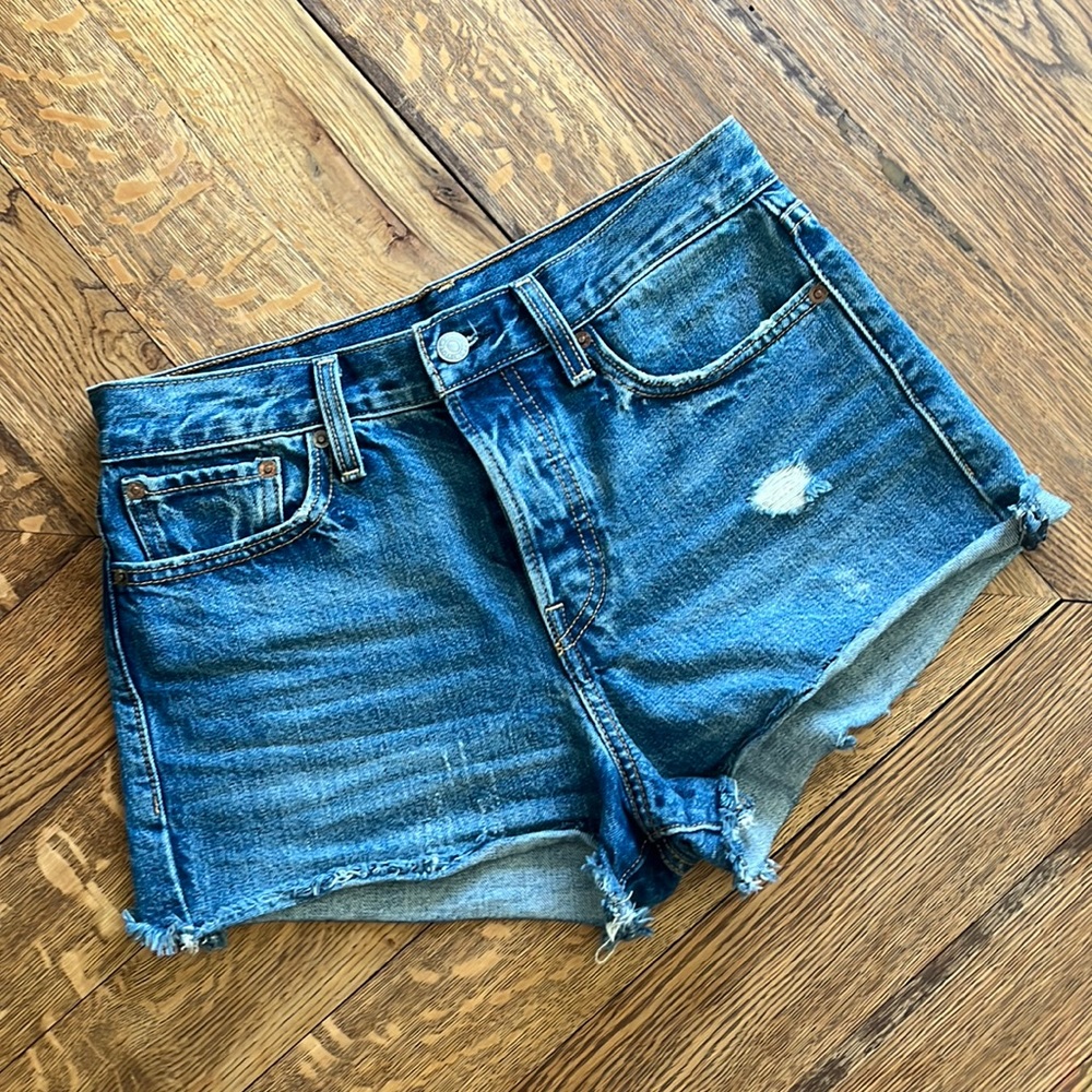 ✨SOLD✨Levi’s High Rise Button fly Shorts
